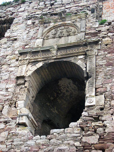 Обрамленный резным порталом въезд в Язловецкий замок расположен на пятиметровой высоте. Исследователи до сих пор ломают голову
над тем, как попадали в замок его защитники