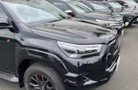 Японські депутати придбали для українських захисників 20 траків Toyota Hilux
