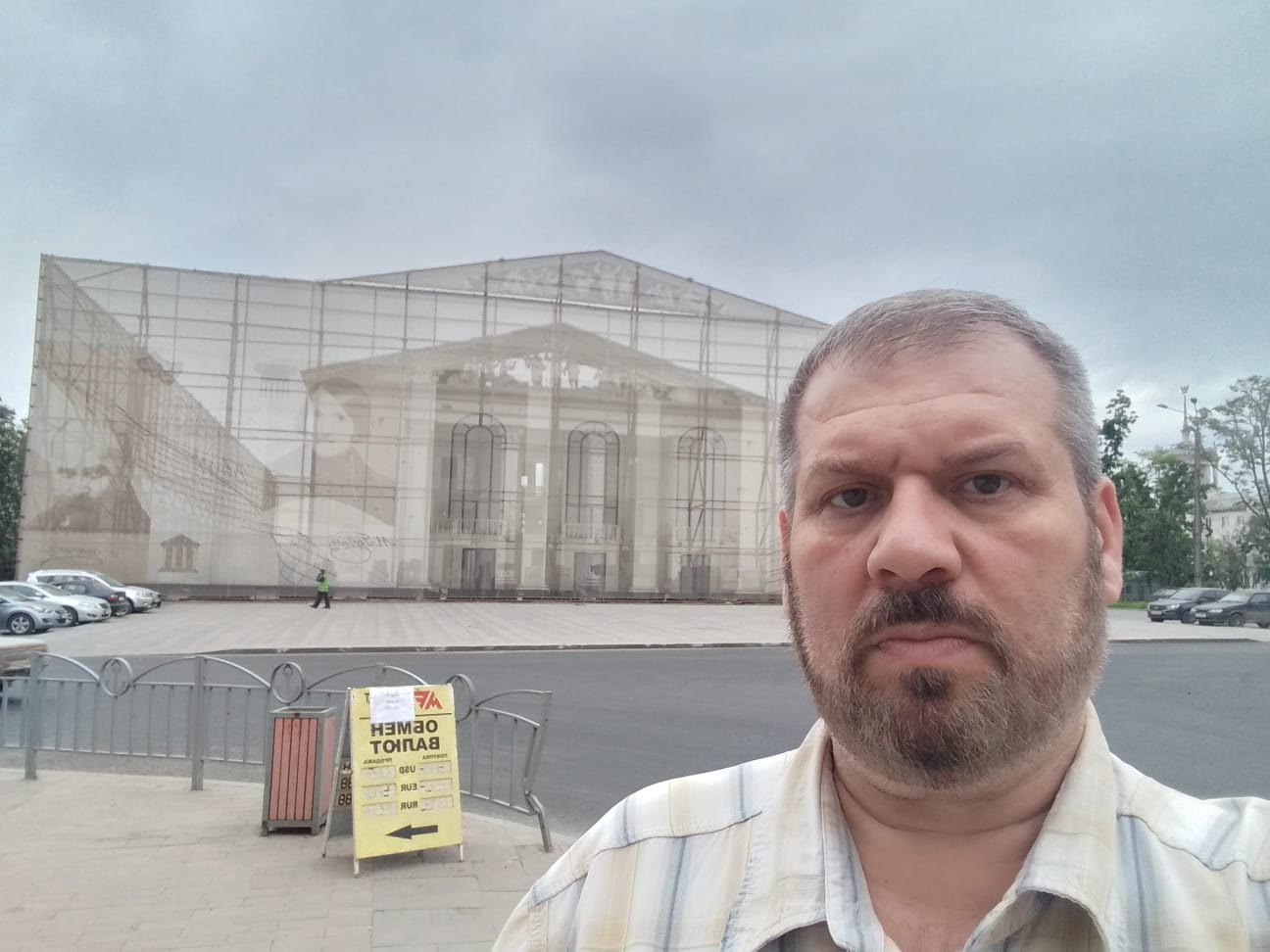 Анатолій Левченко на фоні зруйнованого драмтеатру в Маріуполі, літо 2023 року.