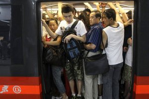 Пассажирам пекинского метро будут выдавать "сменную обувь"