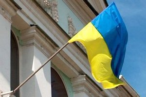 Озброєні люди зірвали прапор України з будівлі Меджлісу в Сімферополі