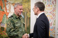 Кулеба обговорив із адміралом Робом Бауером надання Україні важливих видів озброєнь та військової техніки