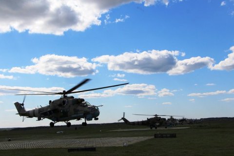 ​Вертолетная эскадрилья отрабатывает ночные стрельбы на полигоне в Ровно