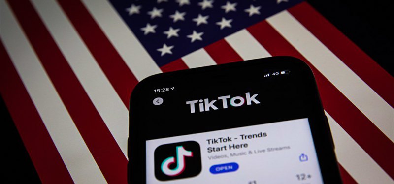 Війна за TikTok. Як і чому уряди США та Європи банять китайську мережу 