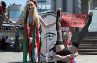 Femen выступили длинноногими рогатками против маньяка Лукашенко