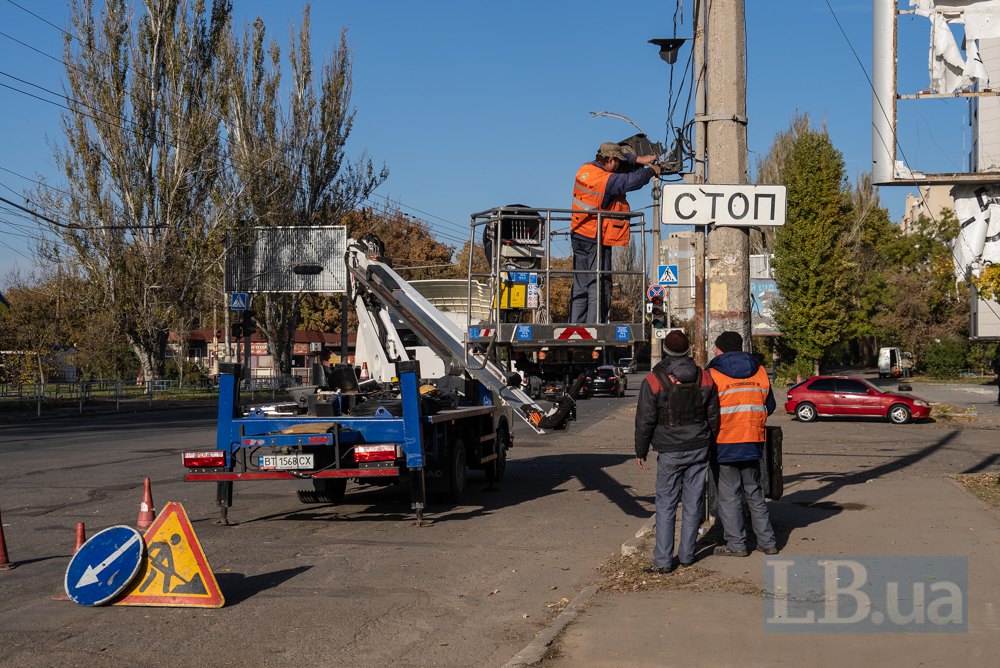 Комунальники ремонтують електричні дроти і світлофор після обстрілів