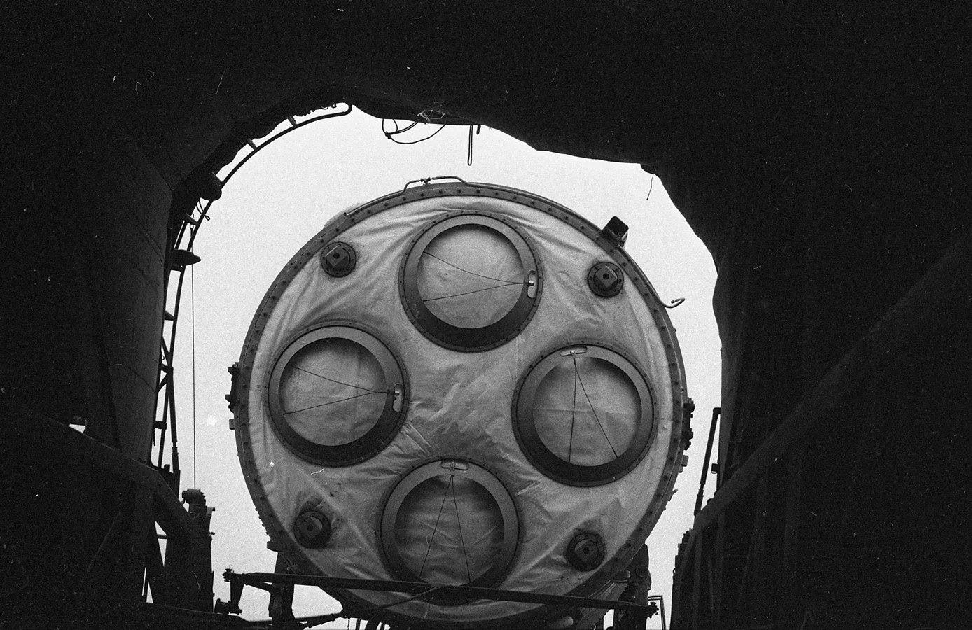 Демонтована ракета СС-19. Підготовка до її завантаження на залізничну платформу, 1994 рік