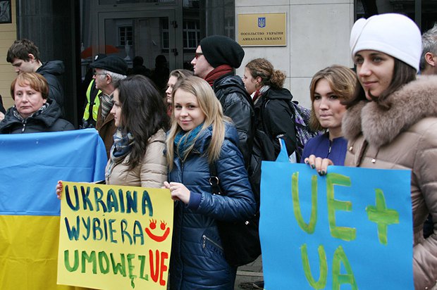Акція у піддтримку євромайдану під посольством Украиїни у Варшаві