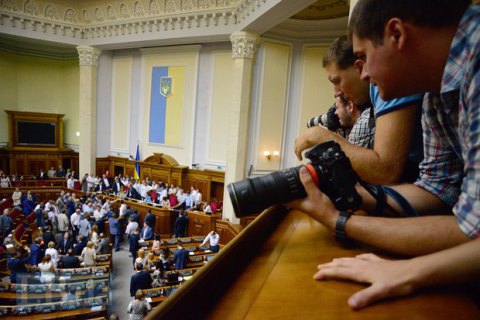 Операторам и фотокорреспондентам разрешили работать в ложе прессы Рады