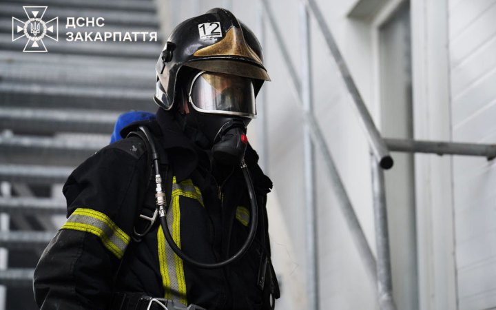 У Мукачеві рятувальники ліквідували пожежу, спричинену обстрілом РФ