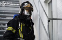 У Мукачеві рятувальники ліквідували пожежу, спричинену обстрілом РФ