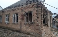 Російські окупанти обстріляли Нікополь: пошкоджена будівля торгівельного центру та адмінбудівлі