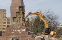 В Харькове демонтируют постамент памятника Ленину
