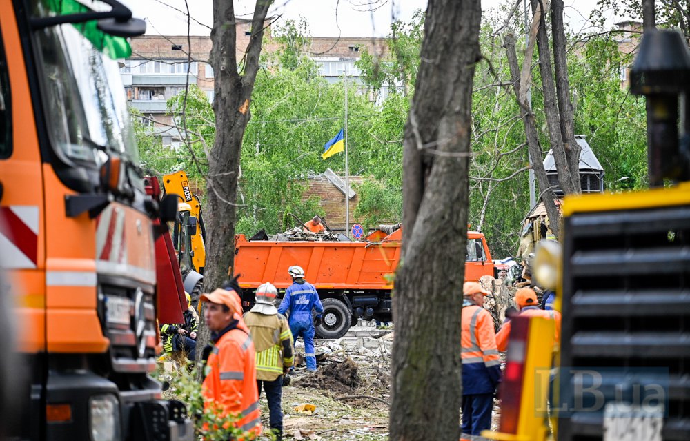 Рятувальники працюють на місці обстрілу багатоповерхівки у Шевченківському районі Києва 23 червня