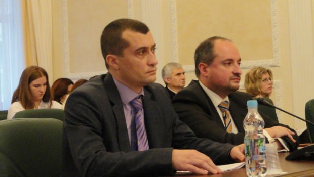 Судья Владимир Бугиль, его фирменное кислое выражение лица и адвокат Ростислав Кравец