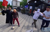 Під посольством РФ у Києві активісти показали "червону картку" Путіну