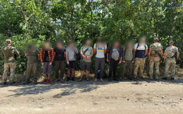 На кордоні затримали 9 чоловіків, які йшли три доби, щоб незаконно потрапити до Молдови