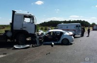 Під час зіткнення "Мазди" з вантажівкою у Херсонській області загинули двоє дітей