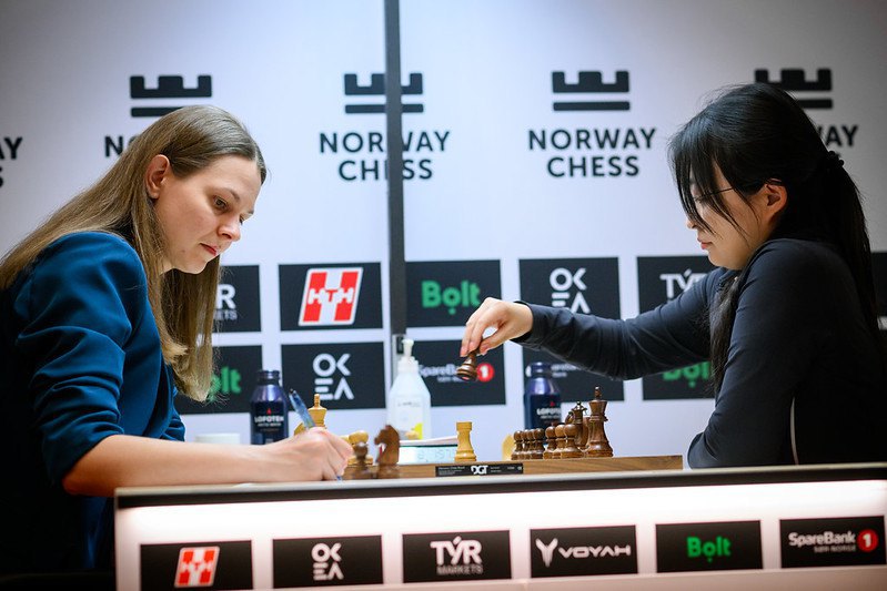 Анна Музичук (ліворуч) під час шахової партії