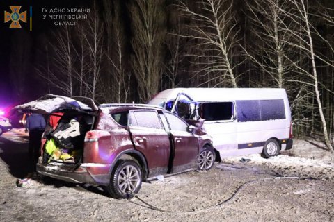 ​В Черниговской области  в ДТП с участием микроавтобуса и легковика пострадали 11 человек