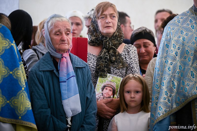 Мати загиблого воїна з його портретом