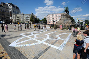 На Софийской площади из гербов Украины выложили  тризуб 