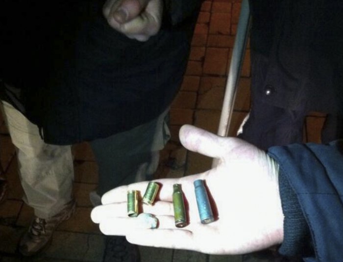 Гільзи, які знайшли в районі перехрестя після обстрілів уночі з 18 на 19 лютого 2014 року 