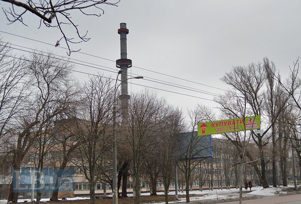 Вытяжка ядерного реактора возле зданий Института ядерных исследований