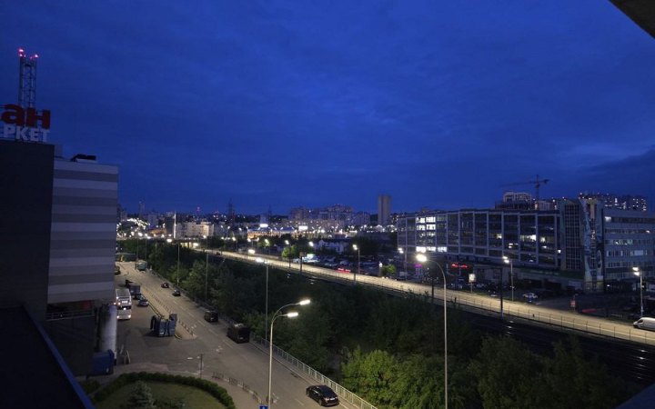 У Дарницькому районі Києва через обстріл РФ пошкоджений офіс