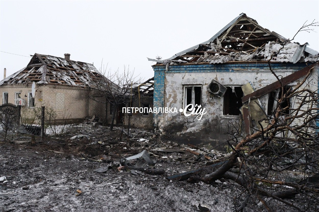 Зруйновані окупантами будинки цивільних мешканців Петропавлівки