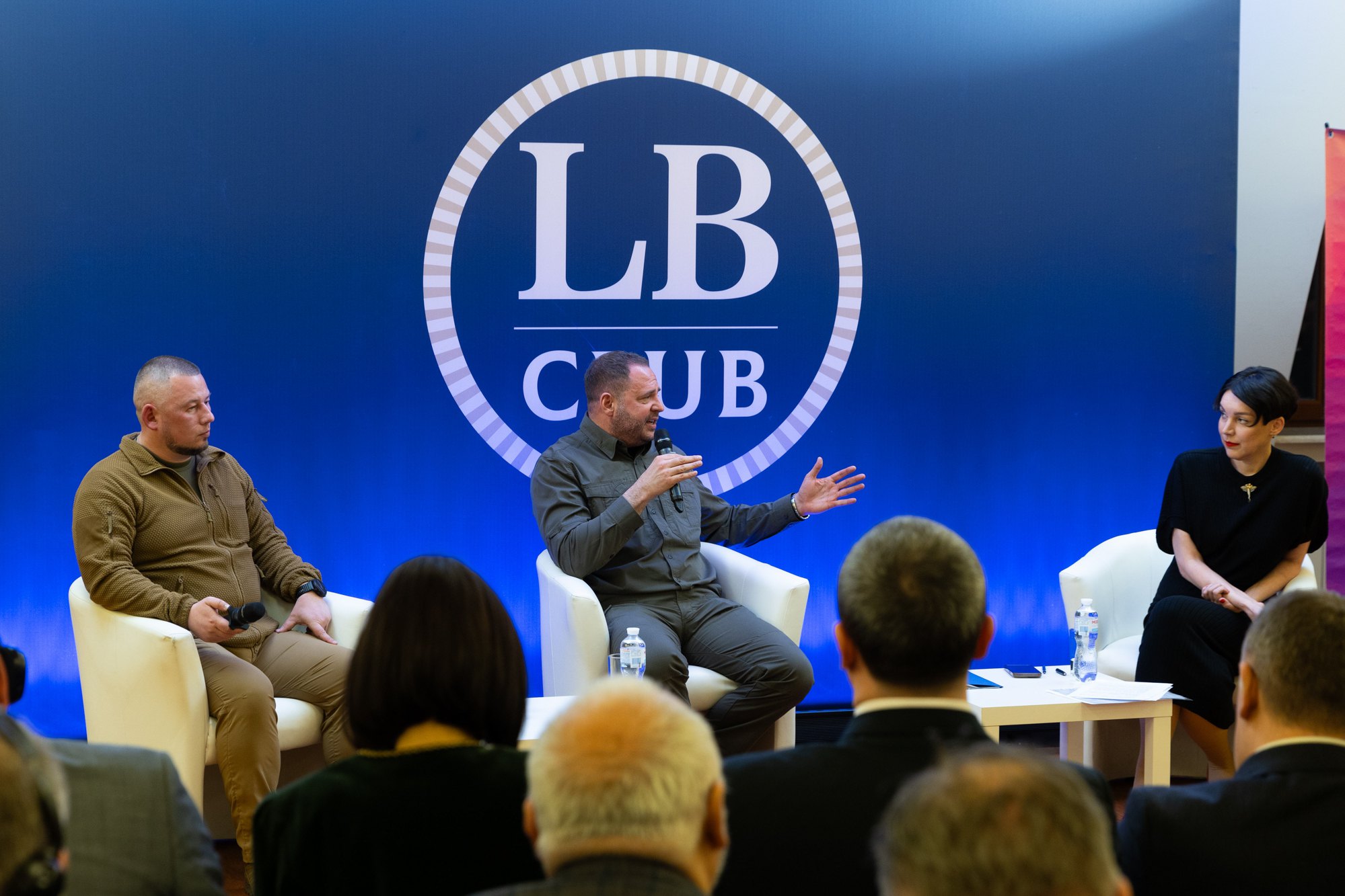 Заступник керівника ОПУ Павло Паліса, керівник ОПУ Андрій Єрмак і шеф-редактор LB.ua Соня Кошкіна 