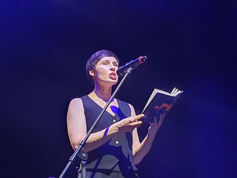 Софія Андрухович читає уривок з 'Катананхе' під час презентації в Києві