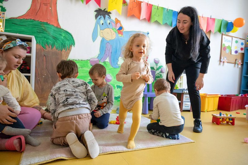 Українка Вікторія Самсонік працює вихователькою в дитячому садку для польських та українських дітей в Лодзі, 16 березня 2022 року.