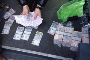 В Днепропетровске сотрудник налоговой попался на взятке в 2,2 млн гривен