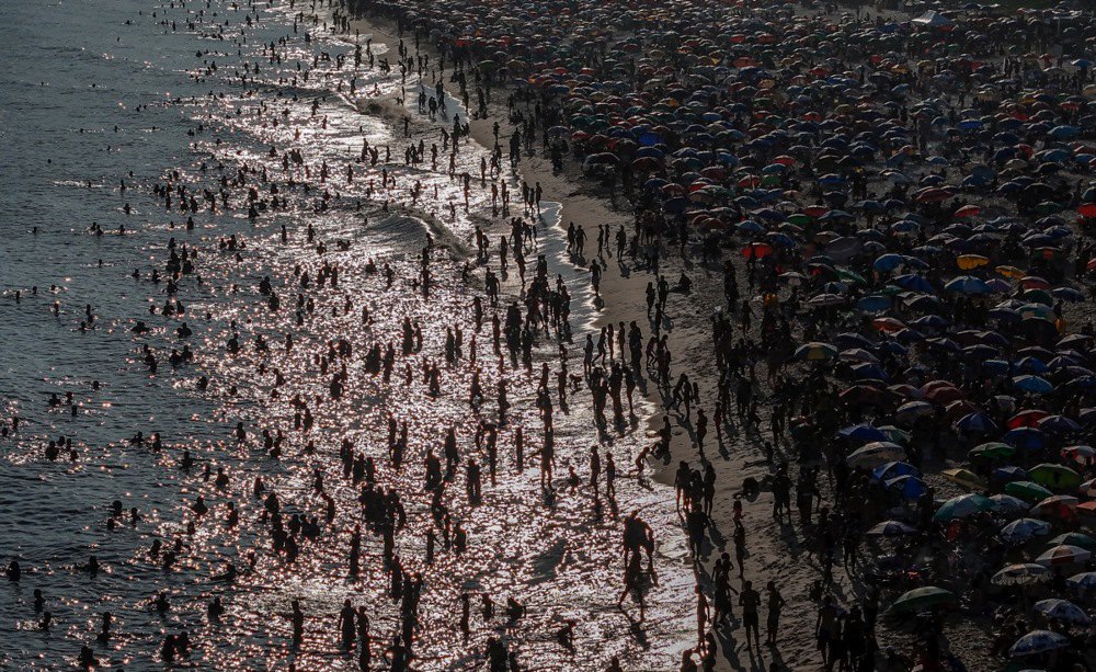 Людний пляж Іпанема в Ріо-де-Жанейро, Бразилія, 17 березня 2024 р.