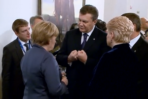 Янукович пожаловался Меркель на "очень сильную Россию"