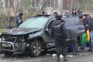 В Киеве по неизвестным причинам взорвался внедорожник