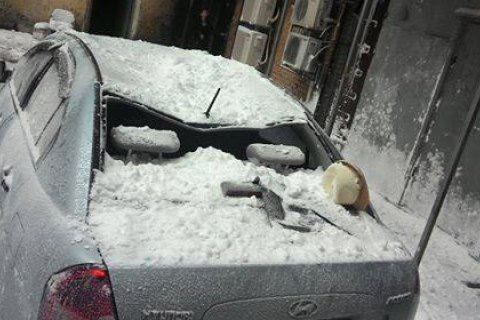 У центрі Києва брила снігу розбила припарковану автівку