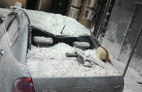 У центрі Києва брила снігу розбила припарковану автівку