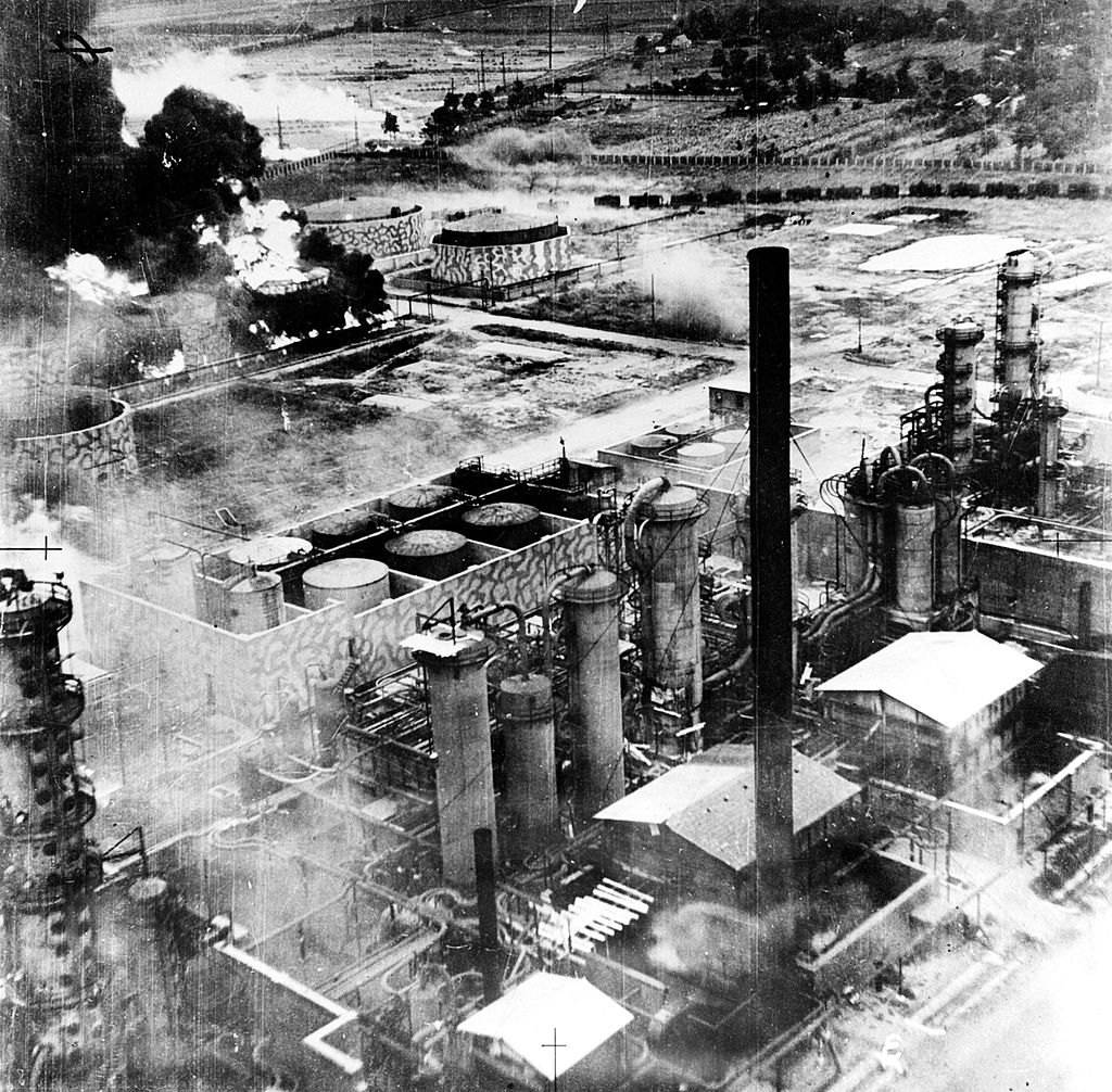 Резервуари для зберігання нафти в Плоєшті (Румунія) горять після бомбардування американських ВПС під час операції «Припливна хвиля», серпень 1943 року. Нафтопереробні заводи в Плоєшті забезпечували близько 30 % нафтопродуктів для Німеччини