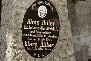 ​Австрия: надгробную плиту родителей Гитлера убрали