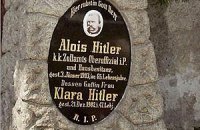 ​Австрия: надгробную плиту родителей Гитлера убрали