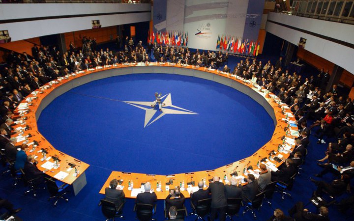 Празький саміт НАТО: балтійське розширення, кампанія в Іраку, умиротворення Путіна, провокація проти України 