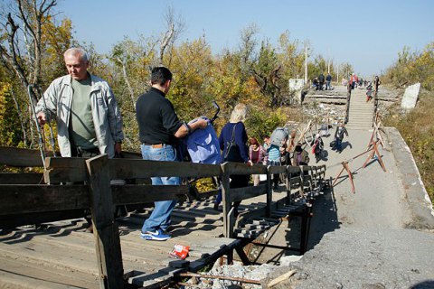 Україна направила будівельників до зруйнованого бойовиками мосту в Станиці Луганській
