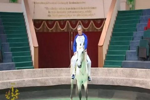 Президент Туркменистана устроил конное представление в манеже