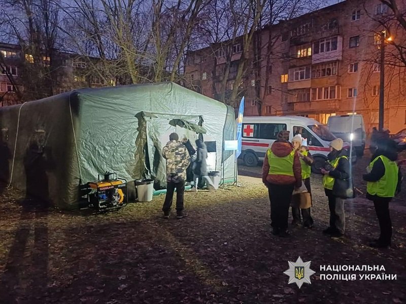 Чернігів, пункт незламності біля зруйнованого росіянами будинку