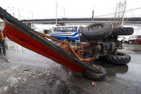 У Києві вантажівка МАЗ на швидкості знесла снігоприбиральний трактор з моста
