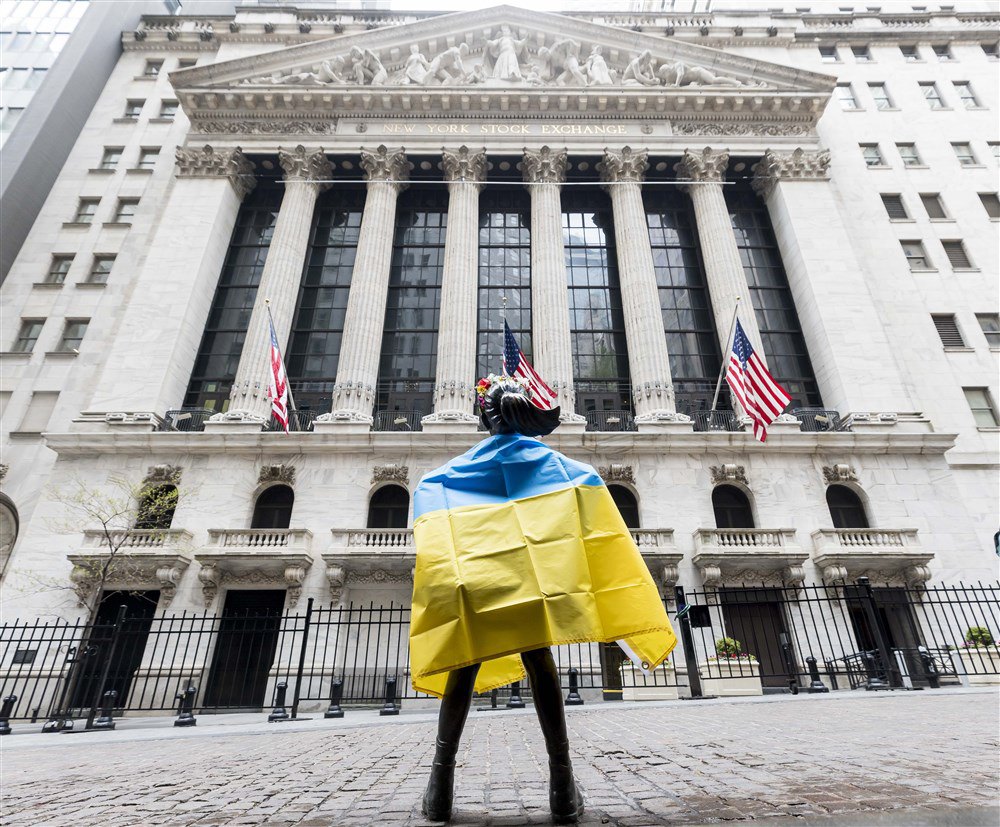 Український прапор на скульптурі «Безстрашна дівчинка» перед Нью-Йоркською фондовою біржею під час акції із закликами до компаній припинити ведення бізнесу в Росії, Нью-Йорк, США, 4 травня 2022 року.
