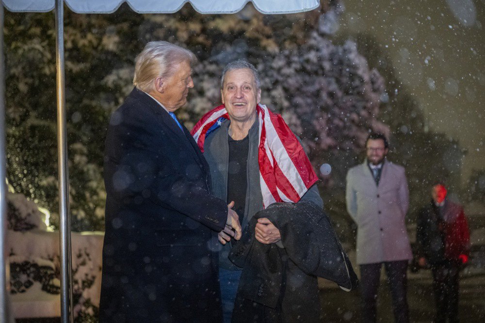 Президент Дональд Трамп вітає Марка Фогеля в Білому домі, 11 лютого 2025 року.