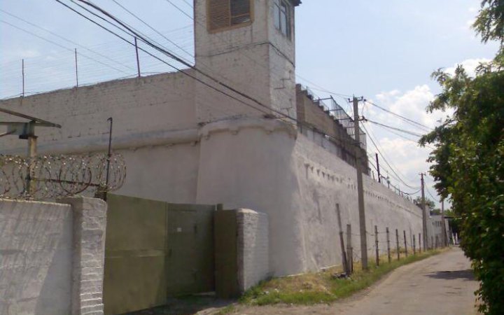 Повідомили про підозру "начальнику" Донецького слідчого ізолятора, який знущався із ув'язнених